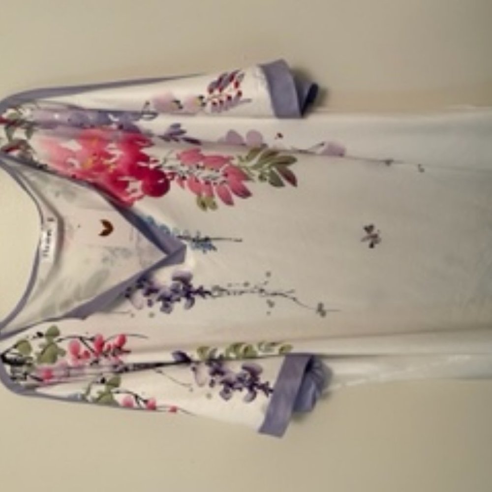 5xl white tunic with purple, sage green and pink design New with tags never worn
